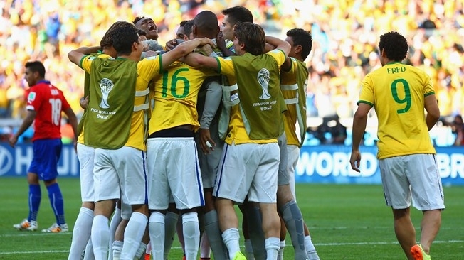 Бразилия вырвала победу у Чили и стала первым четвертьфиналистом ЧМ - видео