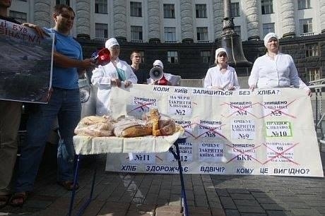 Хлібороби голодують під офісом Азарова