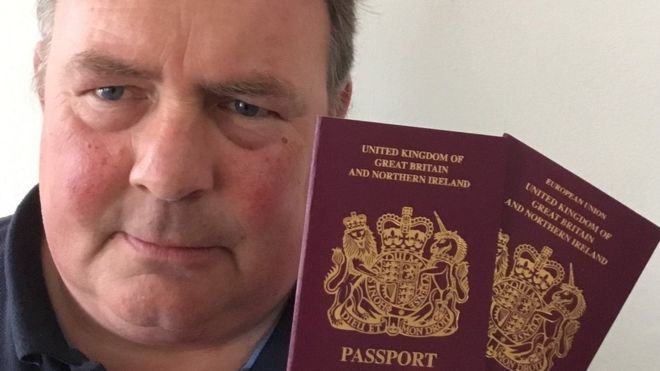 Британцам начали выдавать паспорта без отметки ЕС на обложке