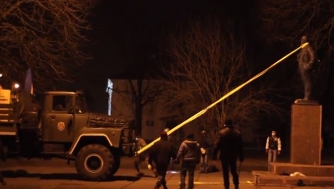 Ночью в Броварах и Боярке свалили каменных Ленинов