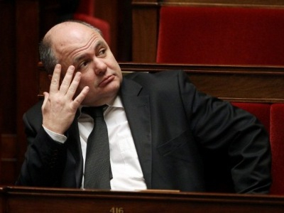 Глава МВС Франції подав у відставку через скандал з працевлаштуванням доньок