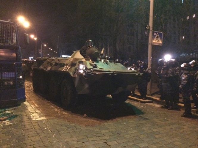 Евромайданивци взорвали милицейский БТР