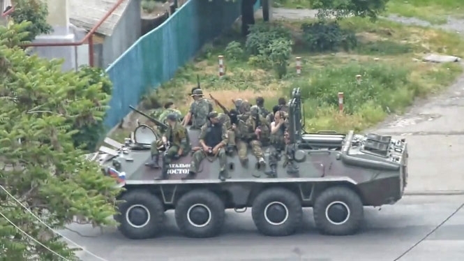 Террористы ездят Донецком колонной на БТР и в сопровождении скорой, - видео