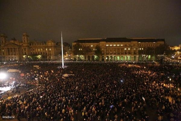 10 тисяч угорців вимагали відставки прем'єра Орбана