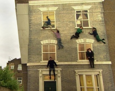 У Лондоні з’явився будинок, який нехтує законами гравітації (відео)