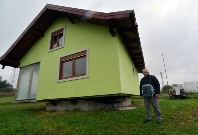 72-річний чоловік побудував для дружини будинок, що обертається