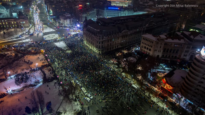 В Румынии десятки тысяч людей протестуют против амнистии коррупционеров, - ФОТО