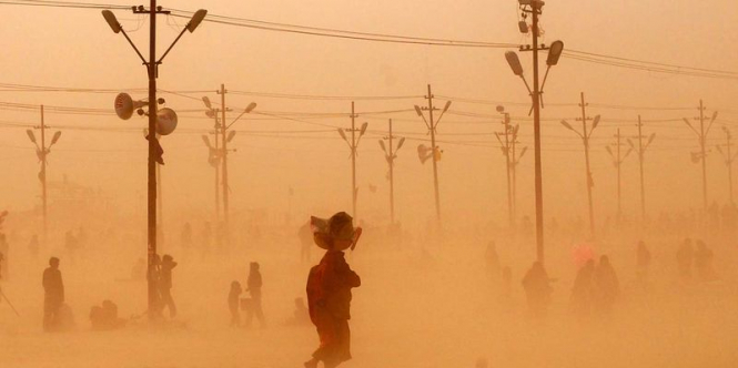 В Индии в результате песчаной бури погибли по меньшей мере 77 человек