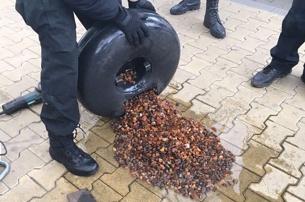 На границе с Польшей обнаружили 22 кг янтаря, спрятанные в газовом баллоне автомобиля