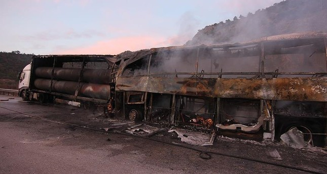 У Туреччині автобус врізався у вантажівку: 13 осіб загинули