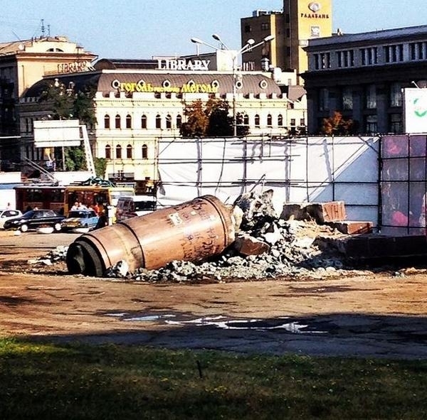 В Днепропетровске коммунальщики снесли постамент от памятника Ленину