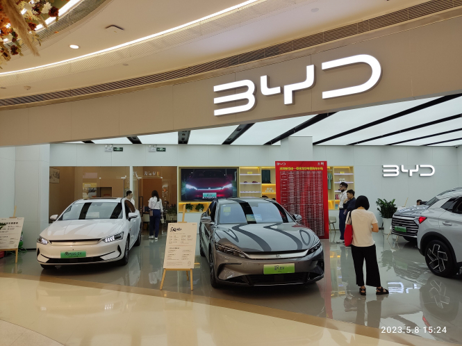 Китайський автовиробник BYD наздоганяє американську Tesla – Reuters
