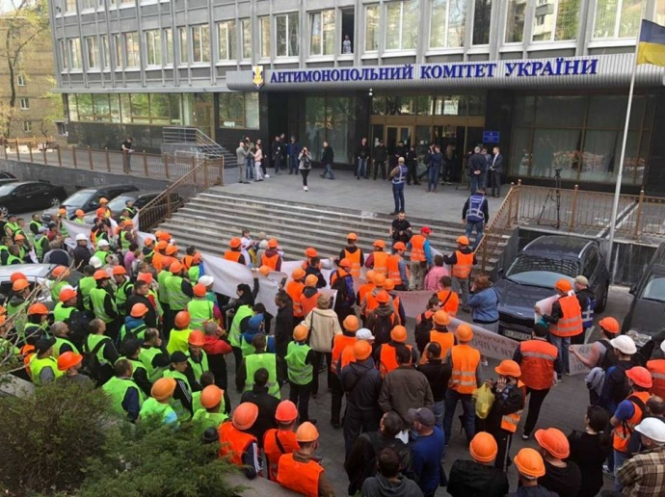 Будівельники з Шулявського моста мітингують