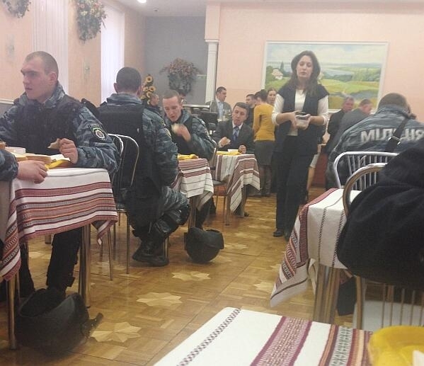 Азаров частує силовиків-поборників Євромайдану за власним столом 