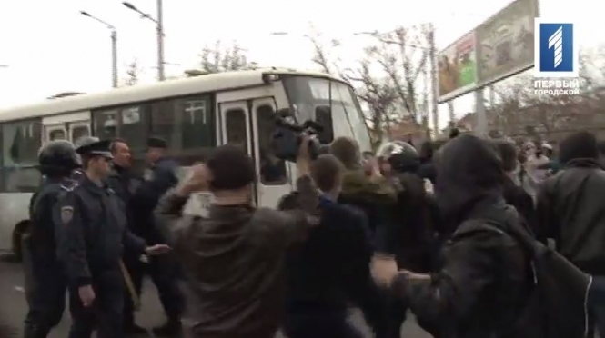 В Одесі побилися прихильники Росії та євромайданівці, які блокували Царьова в готелі
