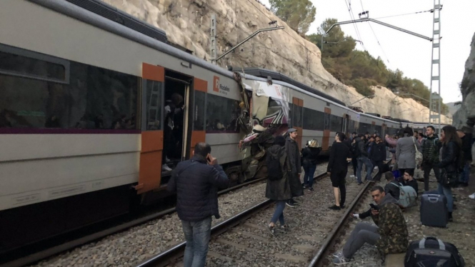 Лобовое столкновение поездов в Каталонии: более 100 раненых