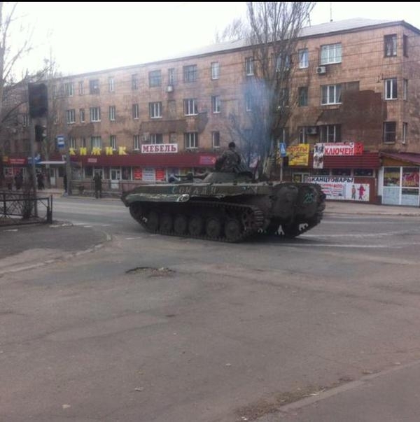 Російські військові на танках штурмують комендатуру терористів у Макіївці, - відео