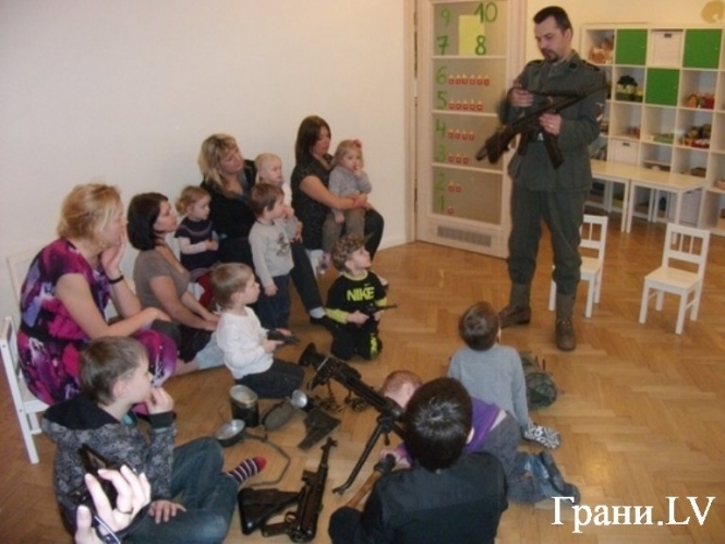 Чоловіки в формі СС відвідали дитсадки в Латвії (відео)