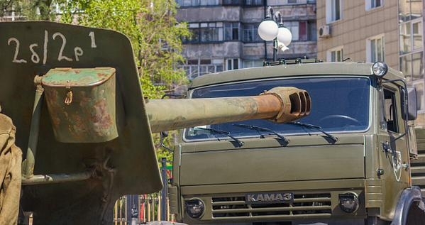 У центр Луганська увійшла колона танків терористів, - відео
