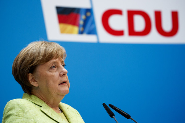 Партія Меркель відклала вибори нового лідера через коронавірус