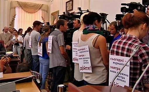 Журналістів, які влаштували акцію протесту перед Азаровим, викликають у Кабмін