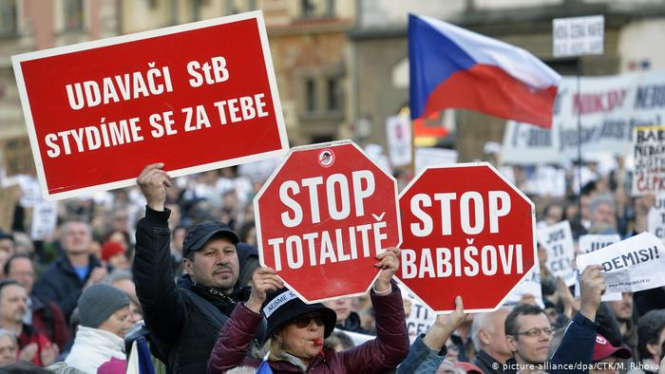 Несмотря на массовые протесты парламент Чехии не объявил вотум недоверия правительству