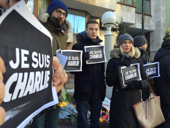 Журналисты и народные депутаты устроили акцию поддержки перед посольством Франции в Киеве, - видео