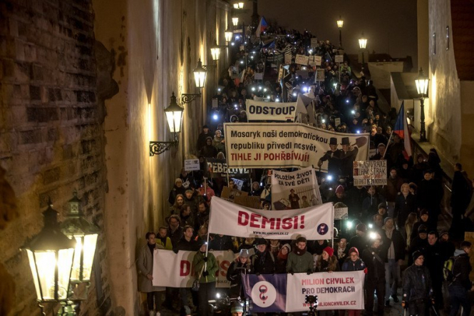 В Праге многотысячные протесты: люди требуют отставки премьера и его правительства, - ФОТО