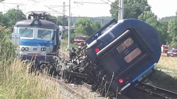 В Чехии столкнулись два пассажирских поезда, пострадали более 30 человек 
