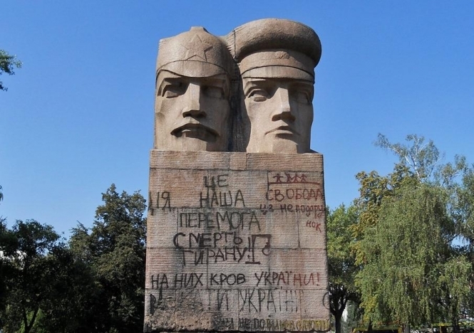 Памятник чекистам в Киеве разрушили экскаватором, - ФОТО