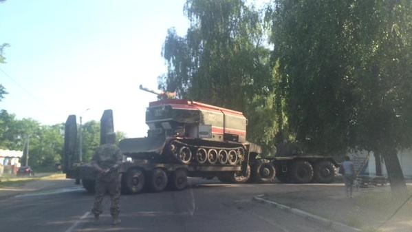 К горящей нефтебазе под Киевом подтянут пожарные танки, - Аваков