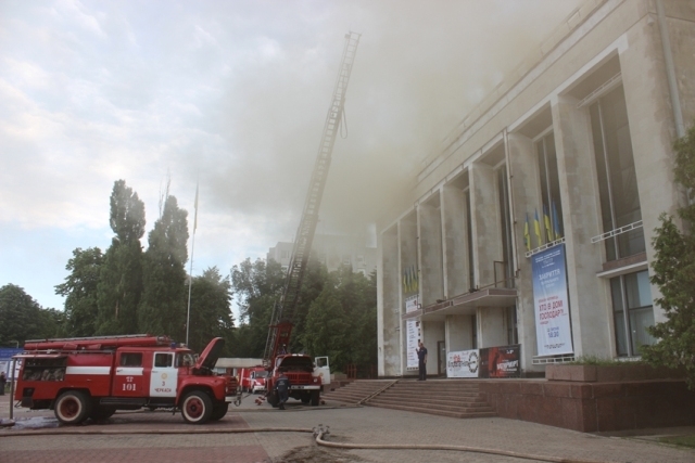У Черкасах сталася пожежа в театрі: у будівлі впав дах і вигорів зал для глядачів