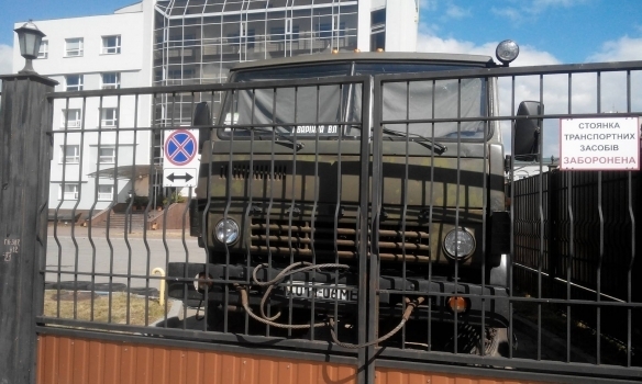 В Черкассах облэнерго заблокировали грузовиками и шинами: людей не выпускают, - ФОТО