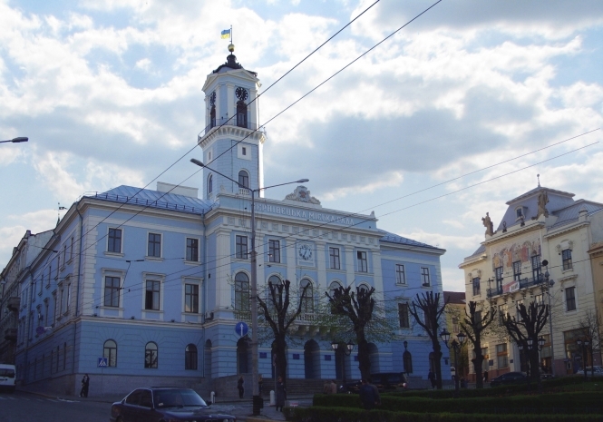 В Черновцах горсовет запретил вывески и объявления со словом 