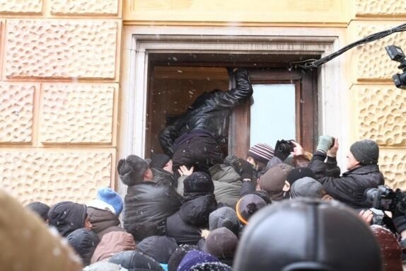 Активісти у Чернівцях розрубали сокирою двері обласної ради. Силовики застосували сльозогінний газ