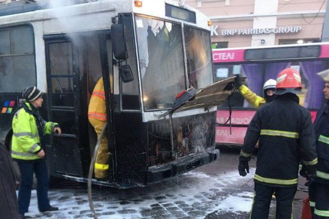 В Черновцах загорелся троллейбус с пассажирами внутри