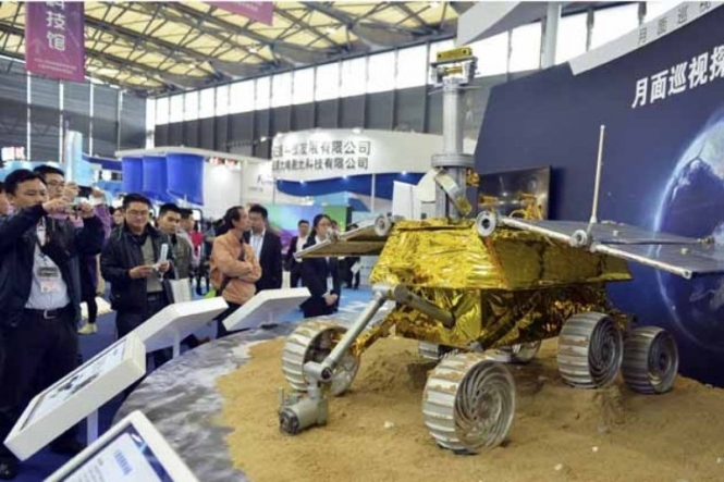 Китайський космічний апарат із місяцеходом успішно сів на Місяць