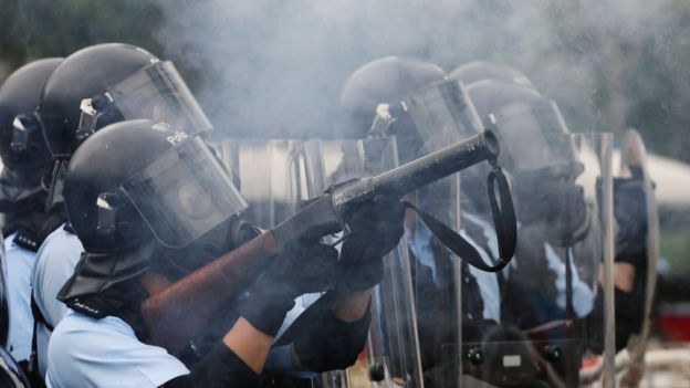 Поліція почала стріляти по демонстрантах у Гонконгу, - ФОТО
