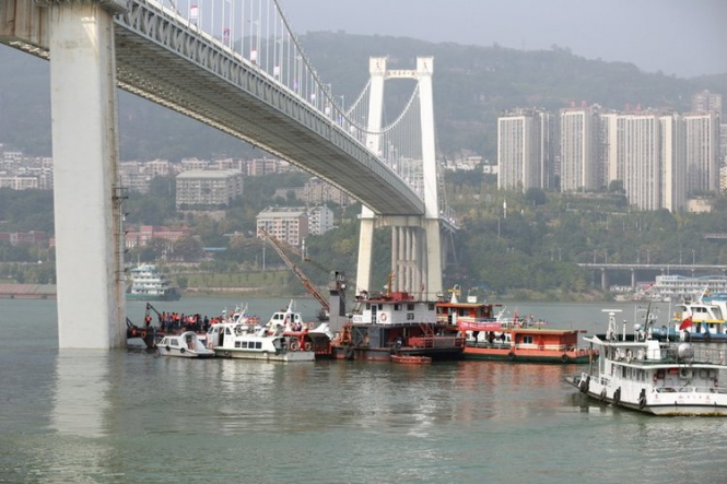 В Китае автобус упал в реку с 60-метрового моста