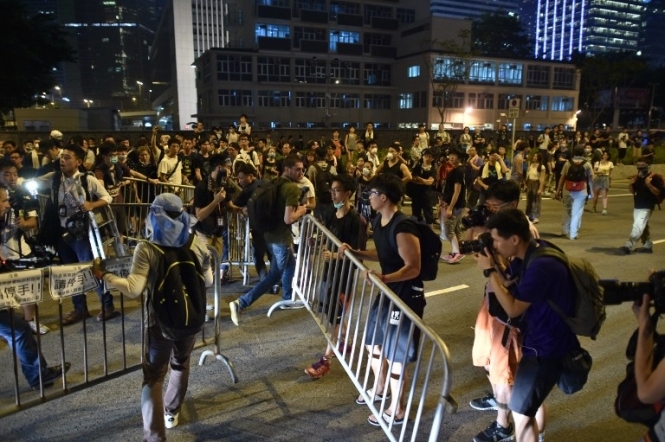 Поліція Гонконгу заарештувала членів мафії, які напали на демонстрантів