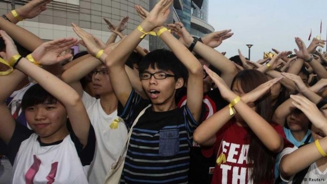 Полиция Гонконга разобрала баррикады демонстрантов