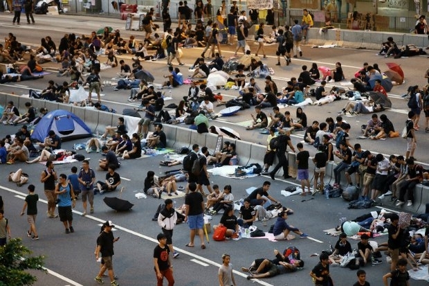 В Гонконге митингующие протестуют сидя 