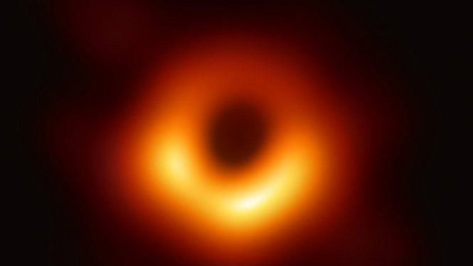 Астрономи показали нове фото чорної діри з магнітними полями на її краю