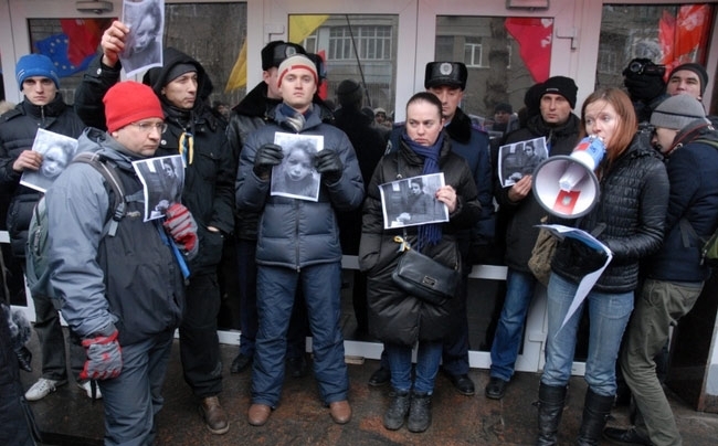 Евромайдановцы у здания МВД требуют отставки Захарченко 