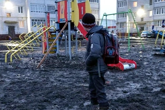 В Росії школяр ледь не потонув у багнюці на дитячому майданчику, - ВІДЕО