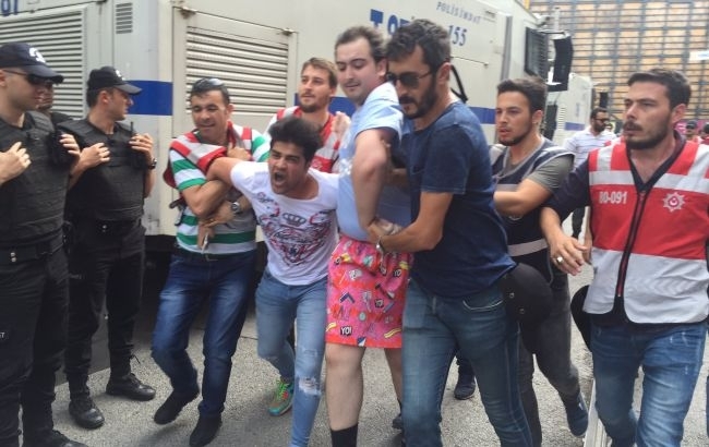 У Стамбулі під час розгону ЛГБТ-маршу поліція затримала євродепутата 

