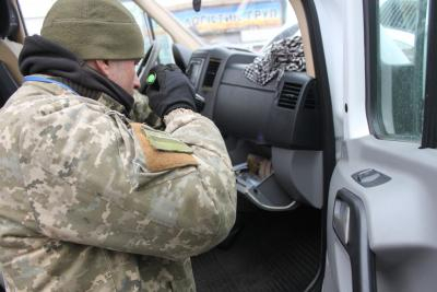 У КПП на Донбасі в чергах застрягли 265 авто