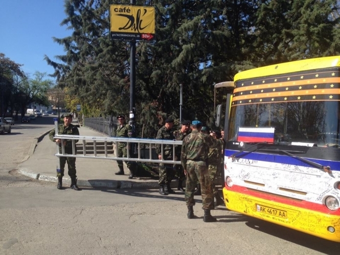 В Крыму неизвестные напали на Меджлис: избили женщин, находившихся в здании, - фото