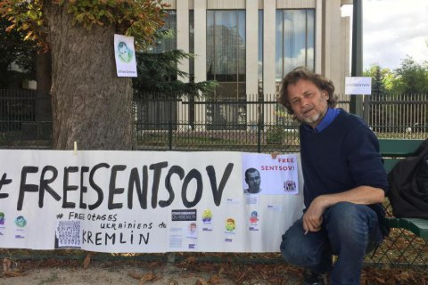 Перед посольством России в Париже поочередно будут голодать режиссеры в поддержку Сенцова