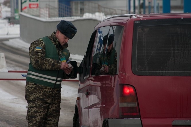 На границе с Польшей продолжается разграничение автомобилей на украинские и иностранные, - ФОТОРЕПОРТАЖ